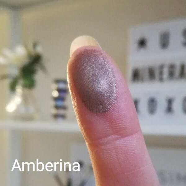 Farbmuster von Amberina auf der Fingerspitze