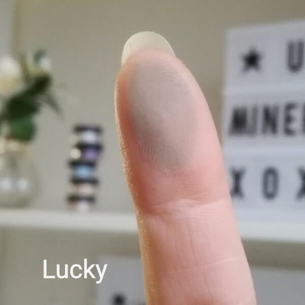 Olivgrüner Swatch von Lucky auf der Fingerspitze