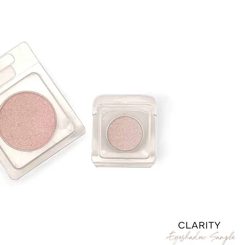 Clarity Lidschatten in Verpackung und Nachfüllpfännchen