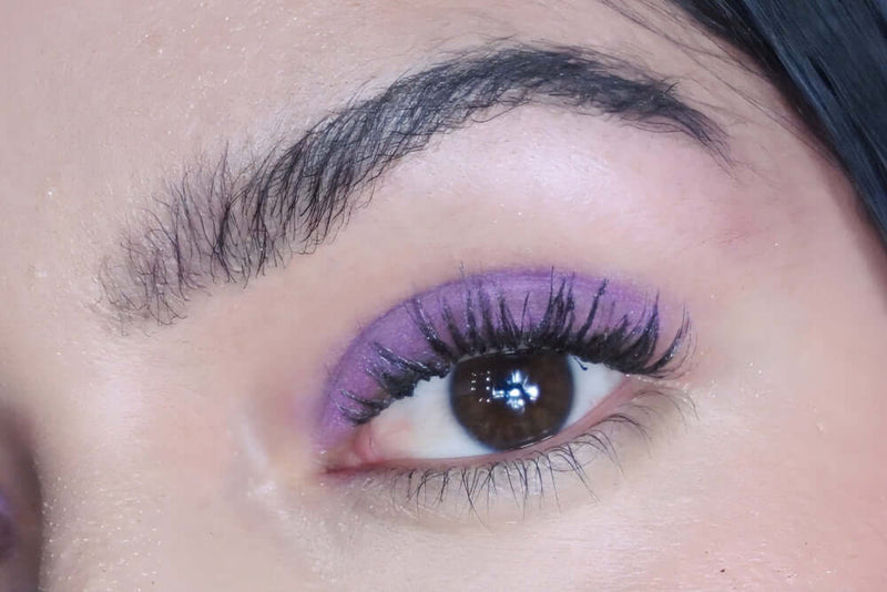 Parade als violettrosa Farbton auf dem Augenlid