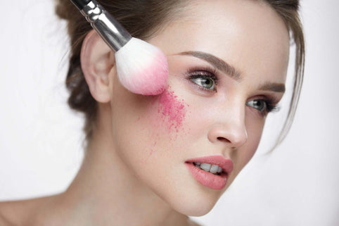 Rouge und Bronzer mit weichen Übergängen auftragen