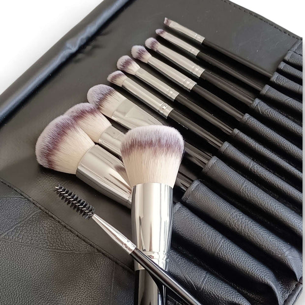 12-delige kwastenset met hoogwaardige make-up kwasten in een stijlvolle zwarte hoes, perfect voor elke make-upliefhebber.