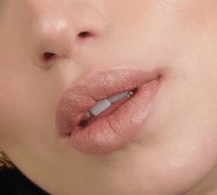 Lippen mit dem beige-rosa Nude-Lippenstift Bare