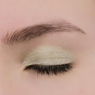 Close-up of an eye showcasing licht metallic groene oogschaduw Envy with a delicate shine.