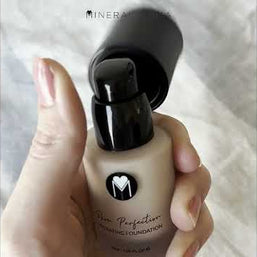 Flüssige feuchtigkeitsspendende Foundation Cashmere