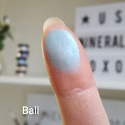 Türkises Farbmuster von Bali auf der Fingerspitze