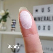 Weißes Farbmuster von Bunny auf der Fingerspitze