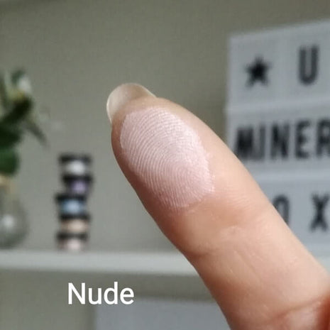 Heller Swatch von Nude auf der Fingerspitze