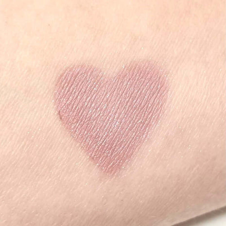 Altrosa Swatch von Slay mit Schimmer auf der Haut