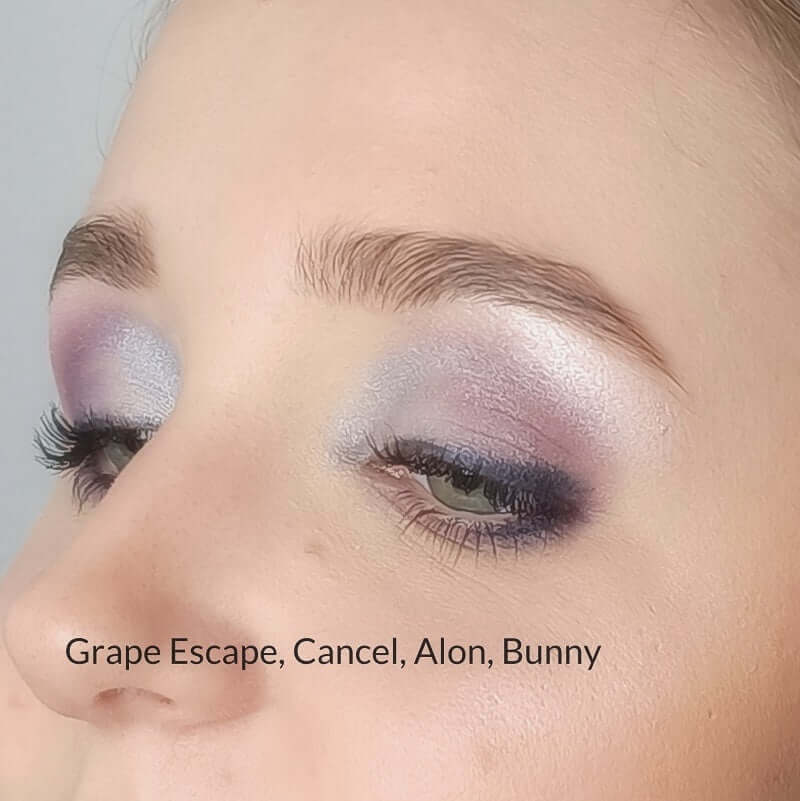 Zachtpaarse oogschaduw Cancel met zilveren glitter, perfect voor een romantische en speelse look.