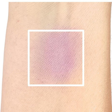 Fierce Lidschatten als violettes Farbmuster auf der Haut