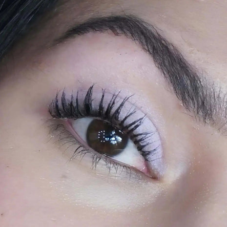 Glazed Lidschatten als heller rosa Augen-Look
