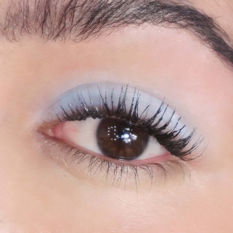 Halo Lidschatten als hellblauer Augen-Look