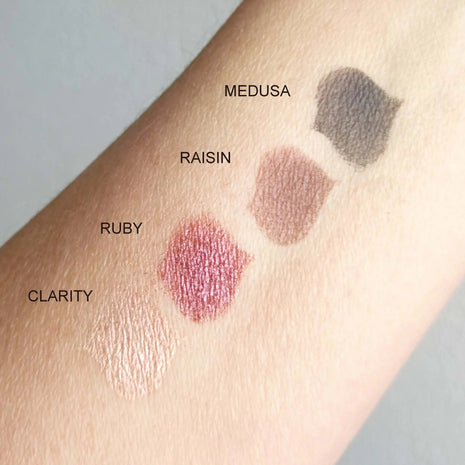 Farbmuster von Medusa, Raisin, Ruby und Clarity auf dem Arm