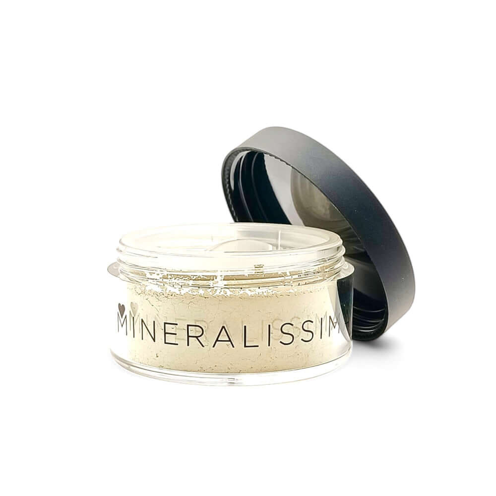 Translucent mineral powder primer by Mineralissima in a clear jar, ideal for soothing and neutralizing redness.